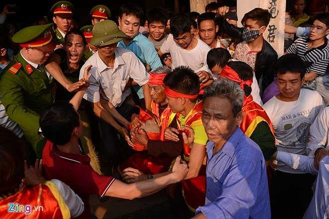 Tuy nhiên, hình thức cướp phết bị biến tướng nhiều. Trong các năm qua, mỗi lần tổ chức, lễ hội thường xuất hiện cảnh giẫm đạp đến mức bạo lực của nhiều thanh niên. Do vậy, năm nay, ban tổ chức tiếp tục cho bảo vệ nghiêm ngặt với sự tham gia của các lực lượng công an huyện, xã. (Nguồn: Zing)