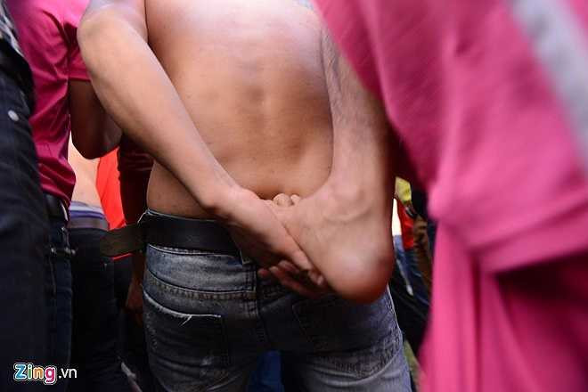 Cảnh giẫm đạp lên nhau lại tái diễn. Nhiều người tin rằng nếu sở hữu được vật may mắn này, trong năm sẽ sinh được con trai, gia đình hạnh phúc. (Nguồn: Zing)