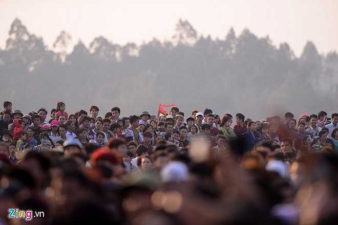 Hàng nghìn người dân các làng xung quanh và du khách thập phương kéo đến xem. (Nguồn: Zing)