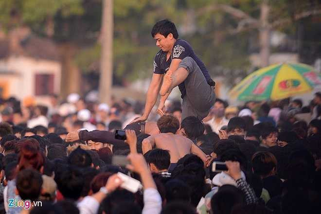 Họ đã phải chứng kiến những giây phút nghẹt thở, lo lắng cho những người bị đè bẹp ở phía dưới. (Nguồn: Zing)