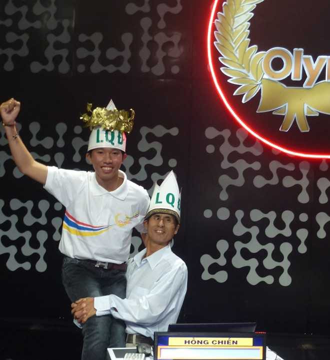 Thầy Nguyễn Đức Thạch cùng học trò