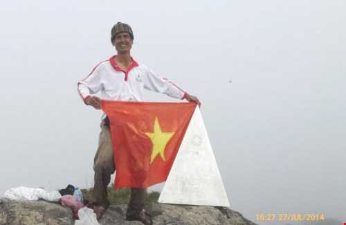 Thầy Nguyễn Đức Thạch cùng lá cờ tổ quốc lên đỉnh Phanxipan. 