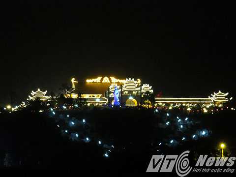 Chùa Ba Vàng (TP Uông Bí, Quảng Ninh) lung linh, huyền ảo về đêm - Ảnh MK