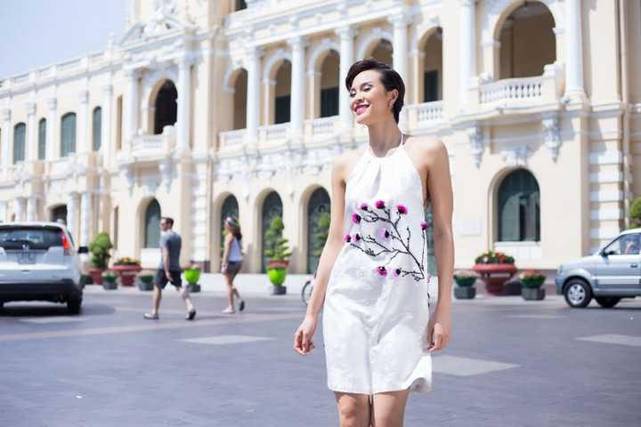 Phương Mai là một trong số những “chân dài” hiếm hoi của showbiz thành công ở mọi lĩnh vực của showbiz bằng tay ngang chứ không qua trường lớp