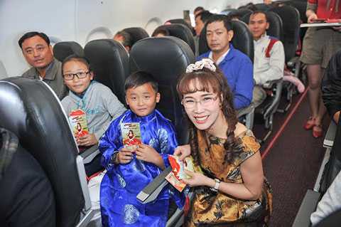 CEO Vietjet Air lì xì cho hành khách