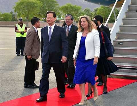 Thủ tướng Nguyễn Tấn Dũng và Đoàn đại biểu Việt Nam đến sân bay quốc tế Palm Spring. Ảnh: VGP/Nhật Bắc Thủ tướng Nguyễn Tấn Dũng và Đoàn đại biểu Việt Nam đến sân bay quốc tế Palm Spring. Ảnh: VGP/Nhật Bắc