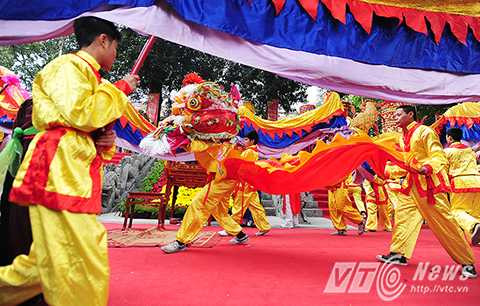 Tương truyền khi xưa, Phùng Hưng sau khi đánh thắng giặc Đường thì nghỉ chân tại thành Tống Bình (làng Triều Khúc ngày nay). Ngài lệnh cho một số lính nam cải trang thành nữ múa để khích lệ tinh thần quân sĩ. Sau này, điệu múa trở thành đặc trưng trong hội làng Triều Khúc diễn ra từ mùng 9 đến ngày 12 tháng giêng hàng năm.