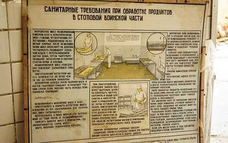 Tấm bảng hướng dẫn cách làm việc trong nhà ăn