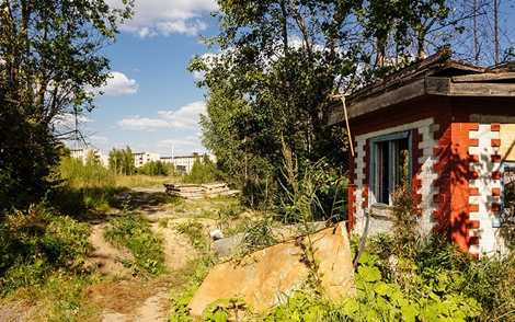 Một bốt cảnh sát cũ ở lối vào thị trấn