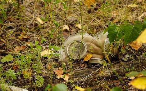 Một chiếc mặt nạ phòng động còn sót lại