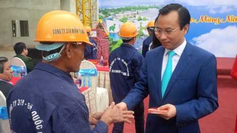 Bí thư Thành ủy Đà Nẵng lì xì đầu năm cho các công nhân thi công công trình Cung văn hóa thiếu nhi