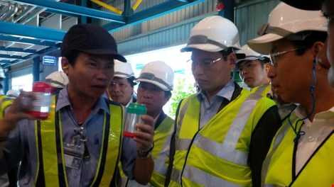 Nhân viên hãng bia Larue đang thông tin về chất lượng sản phẩm