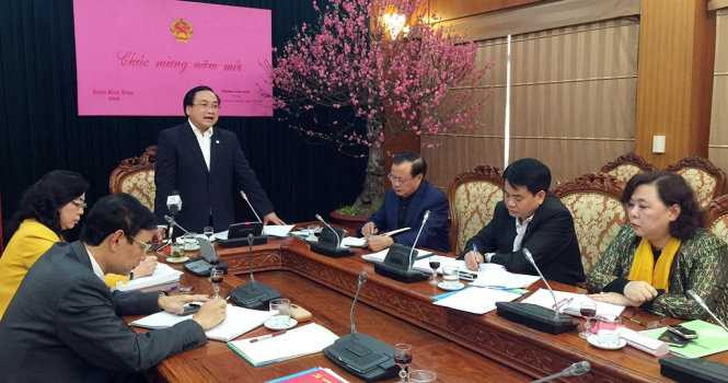 Bí thư Thành ủy Hà Nội Hoàng Trung Hải yêu cầu người đứng đầu các cơ quan, đơn vị chỉ đạo cán bộ chấp hành nghiêm kỷ cương hành chính ngay từ những ngày đầu năm mới, đồng thời xử lý nghiêm cán bộ 'trốn việc' đi lễ hội.