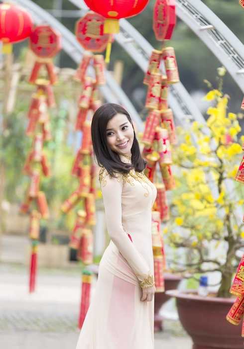 Cao Thái Hà khoe nhan sắc trong sáng, ngọt ngào với áo dài.