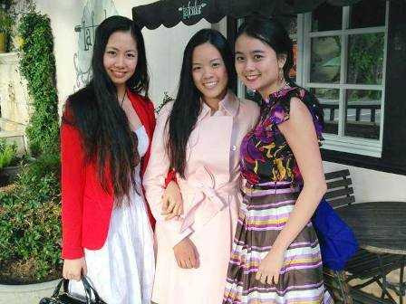 Nguyễn Thái Đông Hương (ngoài cùng bên phải)