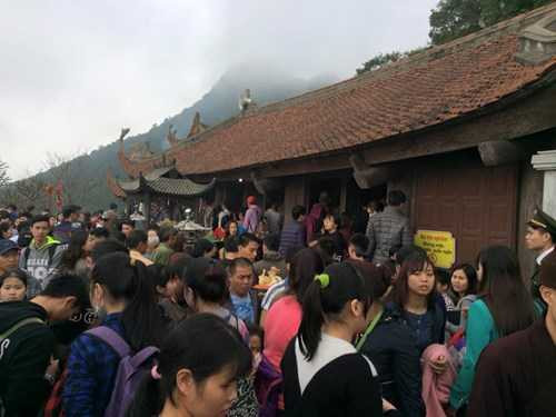  Du khách tham quan Yên Tử.