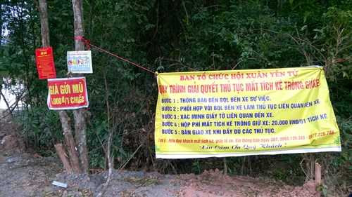  Ngay khi du khách phản ánh những bức xúc liên quan đến gửi xe tại Yên Tử như thu giá tùy tiện, phạt thay CSGT, Ban tổ chức đã chấn chỉnh, niêm yết giá vé và giá gửi mũ bảo hiểm...
