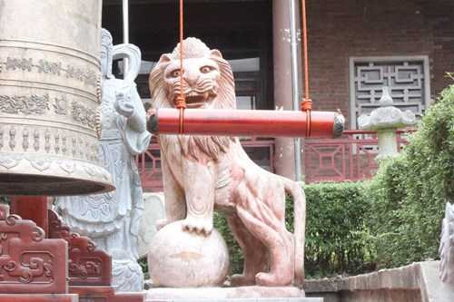 ư tử đá châu Âu vẫn nhe nanh vuốt tại nhà văn hóa truyền thống trong ga Cáp treo 1 ở di tích Yên Tử. 