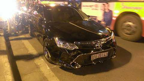 Chiếc xe <a href='https://vtcnews.vn/oto-xe-may.31.0.html' >ô tô</a> bị móp phần đầu, xây xát nhiều chỗ sau cú va chạm liên hoàn