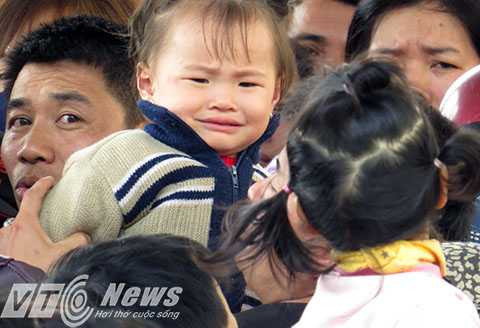 Hàng ngàn người chen lấn, sô đẩy, khiến trẻ em, người già, phụ nữ hoảng sợ - Ảnh MK