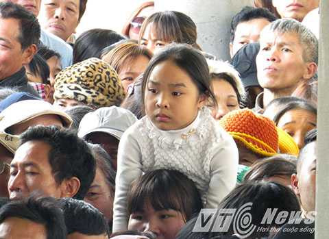 Đầu giờ chiều, sau khi hành hương về chốn Thánh địa Thiền phái Trúc Lâm, hàng ngàn người chen lấn, xô đẩy chờ trực đến lượt đi cáp treo miễn phí ngày khai hội