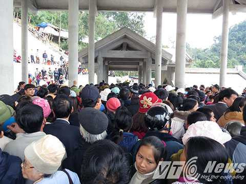 Càng về chiều, dòng người càng đông đúc, đứng chen lấn, chờ đợi xuống núi bằng cáp treo