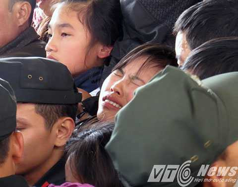 Nhiều phụ nữ như ngạt thở trước dòng người chen lấn, xô đẩy như nước vỡ bờ