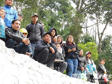 Nhiều người dân đứng nhìn cảnh tượng chen lấn không khỏi sợ hãi