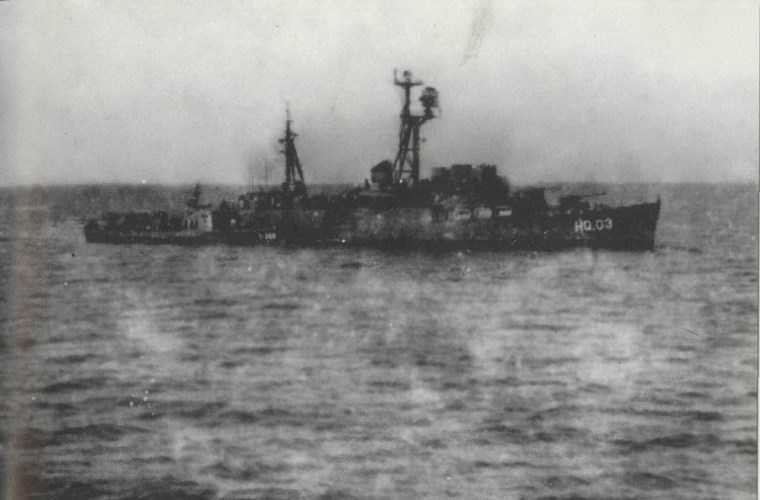 Khu trục hạm HQ-03 vốn là tàu chiến cũ được Mỹ cung cấp cho VNCH sử dụng, sau ngày 30/4/1975, con tàu được Hải quân Nhân dân Việt Nam thu giữ và tái sử dụng cho công cuộc bảo vệ Tổ quốc. Ảnh cực hiếm HQ-03 trong hoạt động chiến đấu chống quân Khmer Đỏ ở vùng biển Tây Nam đất nước.