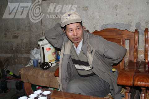 Ông Tinh diễn tả lại cảnh các nạn nhân bị trói trong thảm sát Tổng Chúp