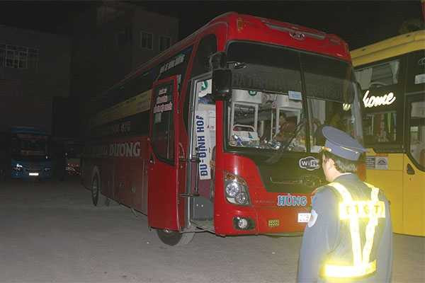 Thanh tra giao thông Thanh Hóa bắt giữ xe khách BKS 20B-009.36 chở quá số người quy định