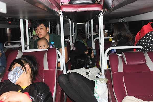 Hành khách bị nhồi nhét trong xe khách BKS 20B-009.36 chở quá số người quy định 59/42 bị lực lượng chức năng Thanh Hóa bắt giữ (Chụp lúc 00h30, ngày 15/2 trên tuyến QL47 đoạn qua địa phận phường Quảng Hưng, TP Thanh Hóa) - Ảnh: Phúc Tuấn