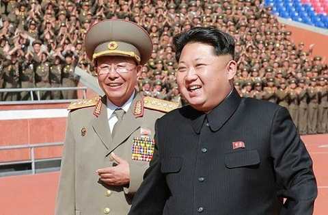 Ông Kim Jong-un cùng một tướng lĩnh Triều Tiên