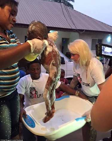 Em được tẩy giun và truyền máu bổ sung mỗi ngày