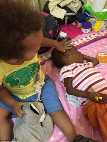 Con trai của cô Loven chơi đùa cùng với Hope