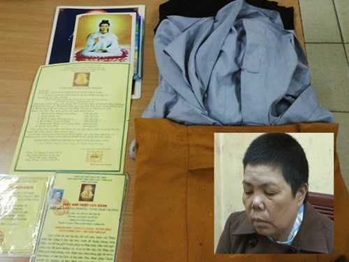 Đối tượng Nguyễn Thị Hiền cùng giấy tờ và trang phục giả