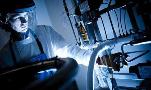 Nhà khoa học đang làm việc trong phòng thí nghiệm.