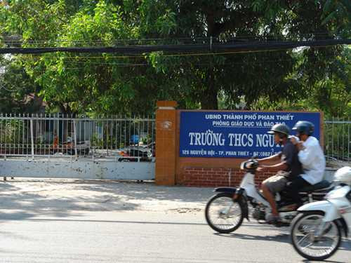 Cổng Trường THCS Nguyễn Du, nơi xảy ra vụ án trưa nay - Ảnh: H.Linh