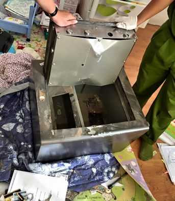 Chiếc két sắt đã bị phá tung trong vụ đột nhập