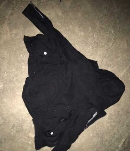 Chiếc áo khoác mà đối tượng Tả bỏ quên tại hiện trường.