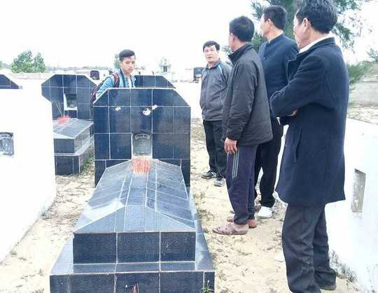 Kiểm tra tình trạng các ngôi mộ bị đập phá.