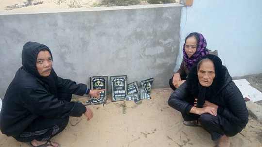 Người dân bên di ảnh thờ bị đập phá