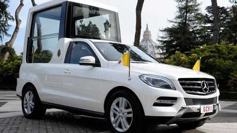 Vatican – Mercedes-Benz M-Class 524.990 USD. Đây chính là chiếc xe bảo vệ an toàn tuyệt đối cho Giáo hoàng Phanxicô khi Người đứng dậy vẫy tay chào người đi đường 