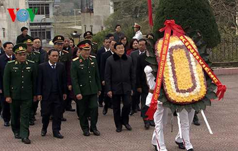 Chủ tịch nước và đoàn công tác dâng vòng hoa kính viếng Chủ tịch nước và đoàn công tác dâng vòng hoa kính viếng