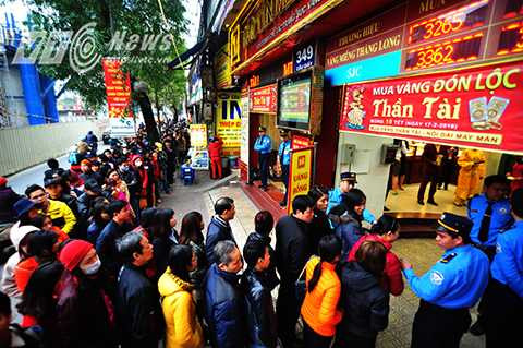 Theo quan niệm từ xưa, ngày 10 tháng Giêng Âm lịch hàng năm, mọi người đặc biệt là các gia đình <a href='https://vtcnews.vn/kinh-te.1.0.html' >kinh doanh</a>, làm ăn, buôn bán thường mua đồ cúng để cúng Thần Tài.