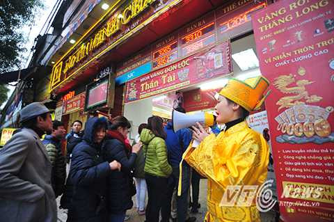 Thậm chí, nhiều người còn đi mua vàng đúng ngày vía Thần Tài bay về trời để cầu mong may mắn, tài lộc trong suốt 1 năm. 