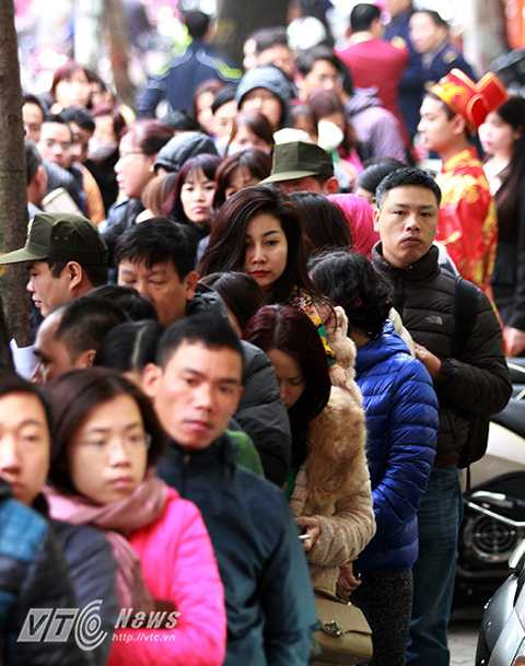 Những hình ảnh khách hàng xếp hàng rồng rắn chờ đợi mua nhẫn, vàng miếng, vàng trang sức...không còn hiếm thấy. 