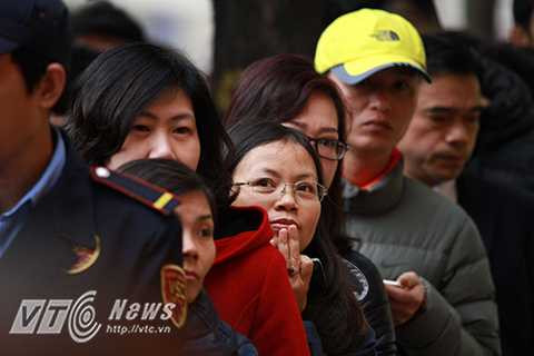 Có người chờ đợi cả tiếng đồng hồ nhưng ai nấy đều vui vẻ, bởi quan niệm mua vàng có thể đưa lại tài lộc cho cả năm.