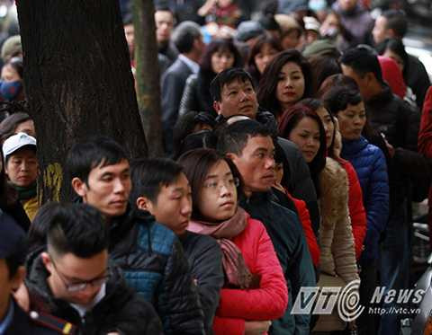 Chính vì thế, ngay từ 5 giờ sáng đã có rất nhiều người đứng xếp hàng trước một cửa hàng vàng trên đường Cầu Giấy để mua vàng may mắn ngày Vía Thần Tài.
