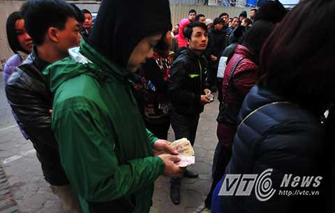 Chính vì thế, ngay từ 5 giờ sáng đã có rất nhiều người đứng xếp hàng trước một cửa hàng vàng trên đường Cầu Giấy để mua vàng may mắn ngày Vía Thần Tài.